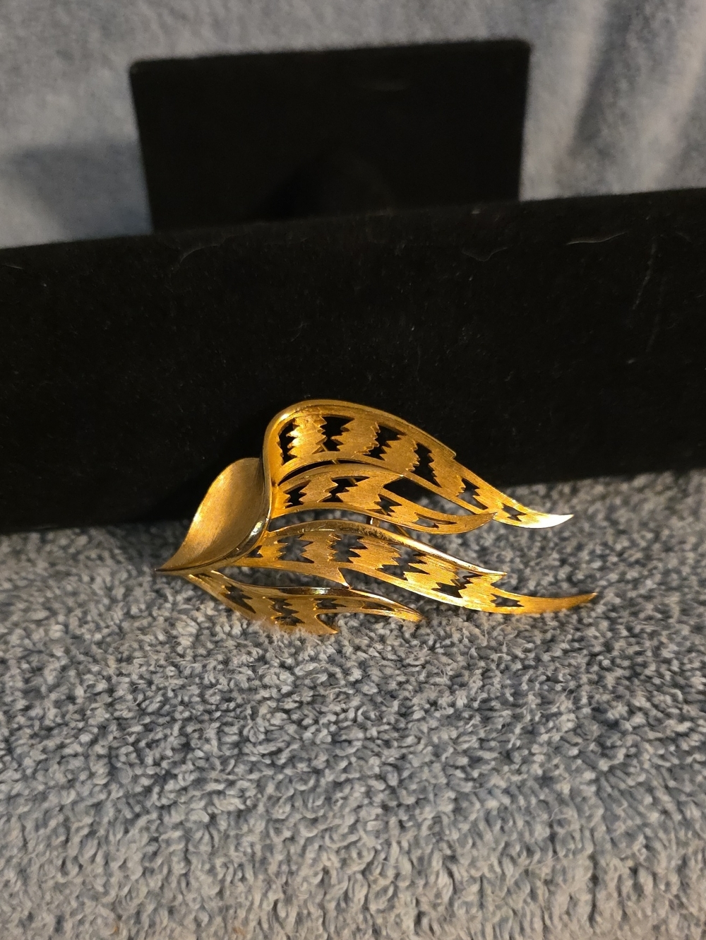 Vintage Costume Jewelry TRIFARI Gold Tone Metal Abstract Leaf Brooch Pin